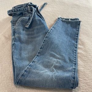 HOLLISTER vintage stretch ultra high-rise mom jean. Size 00R. Great condition.